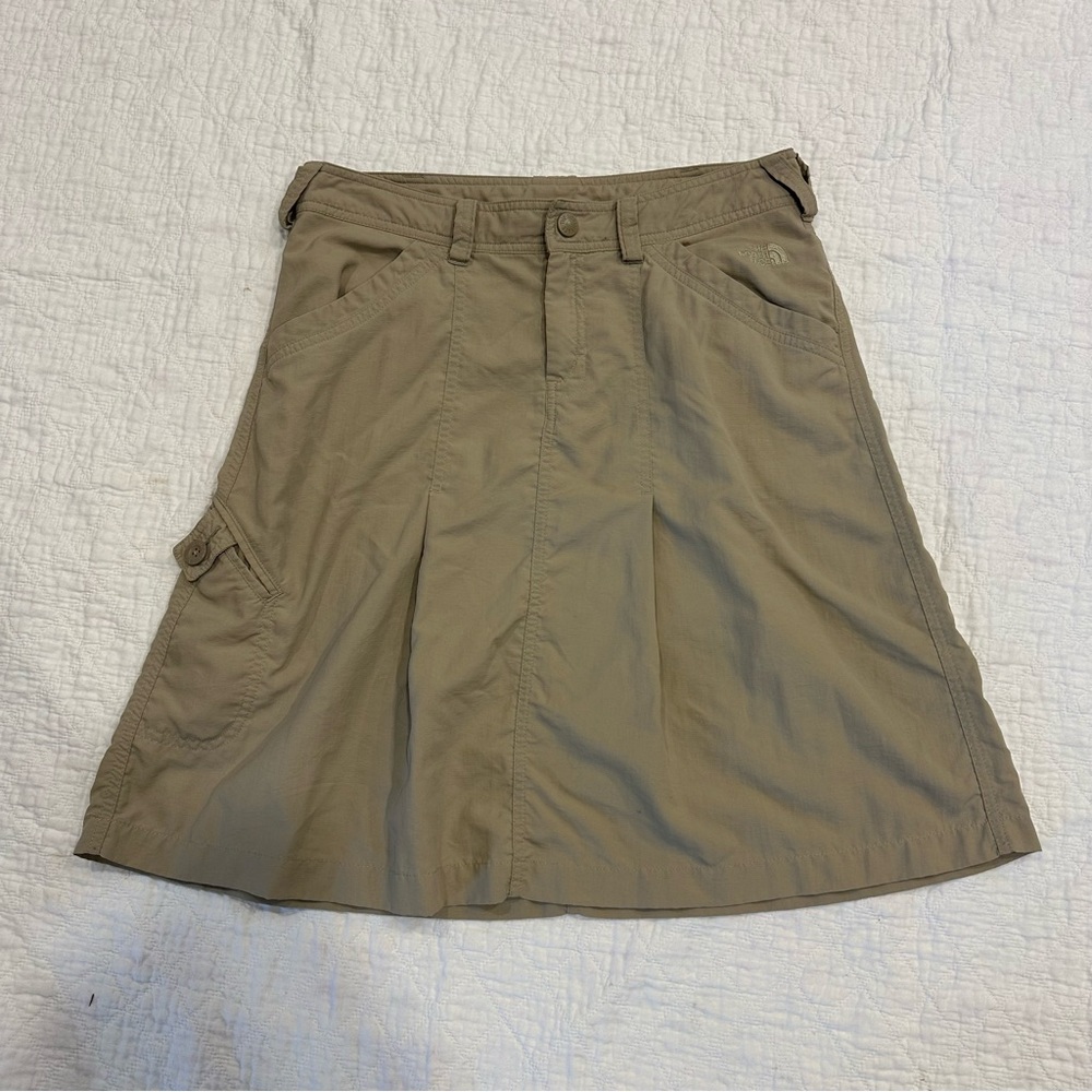 The North Face Khaki Pleated Skirt Outdoor Adventure Sporty Chic Tennis